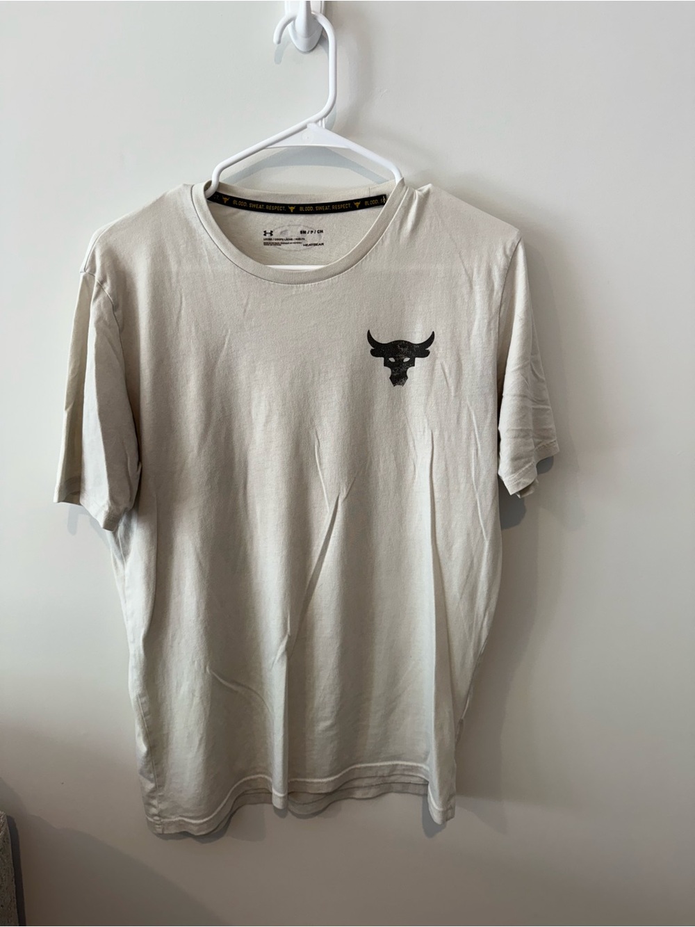 Under Armour Men’s Short Sleeve Crew Neck Tee in Cream with Black Bull Logo